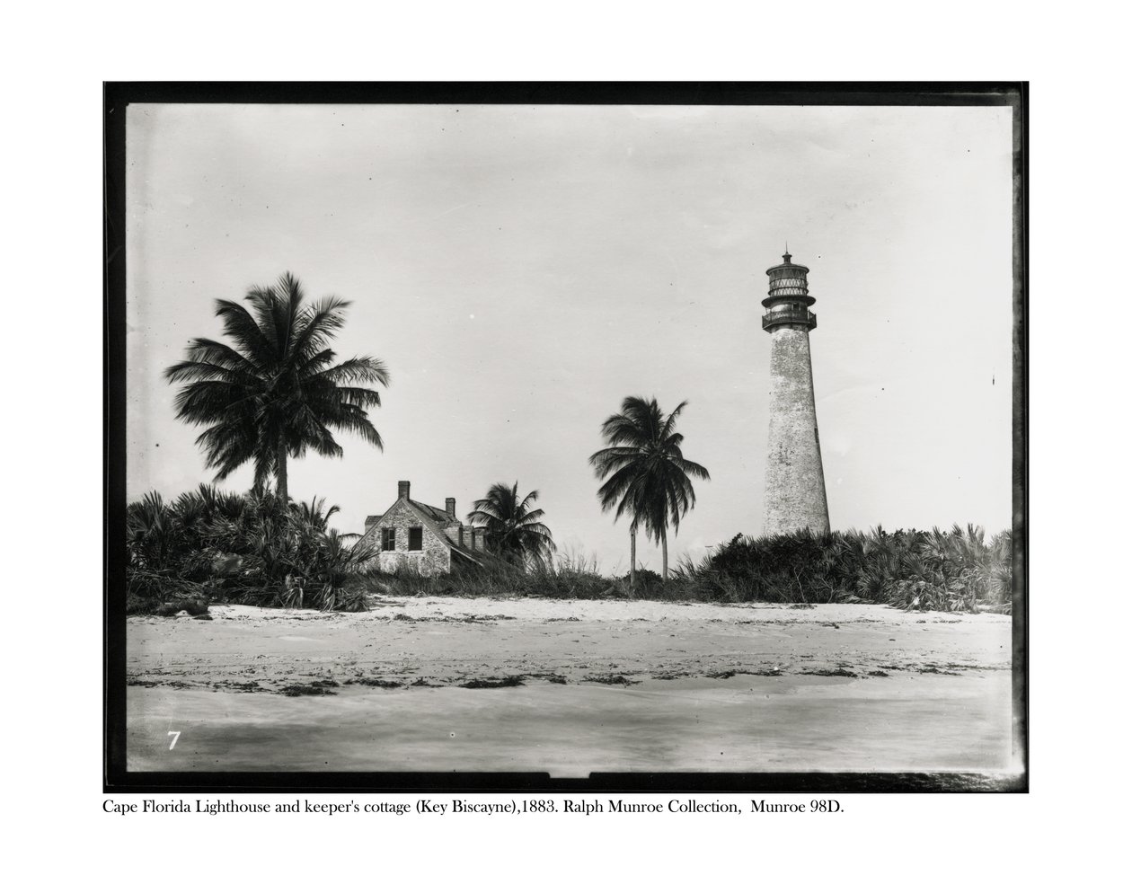 Cape Florida Lighthouse en het huisje van de bewaker, Key Biscayne, 1883 door American Photographer