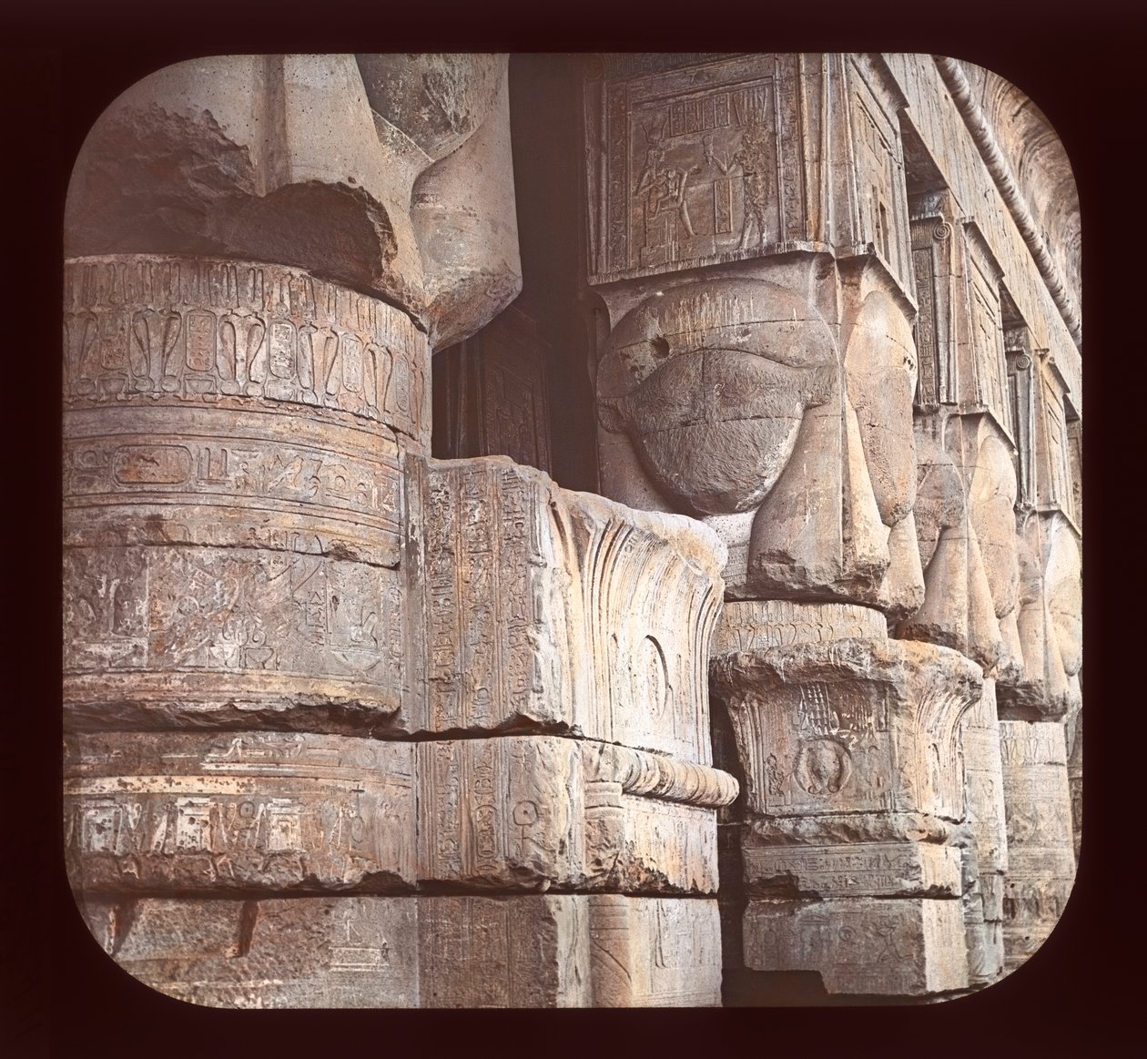 Zuilen van de gevel van de Tempel van Denderah door American Photographer