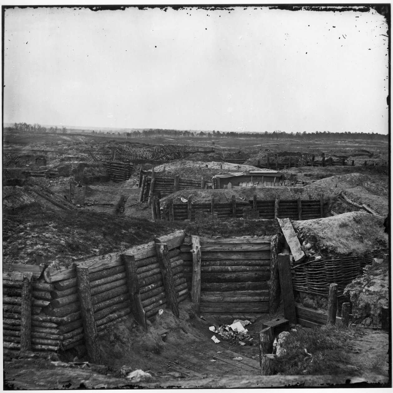 Confederate fortificaties met de Chevaux-de-Frise daarbuiten, Petersburg, Virginia, april 1865 door American Photographer