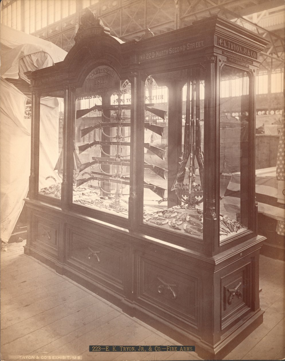 E.K. Tryon Jr. und Co. Vuurwapens, Philadelphia Centennial Exposition, 1876 door American Photographer