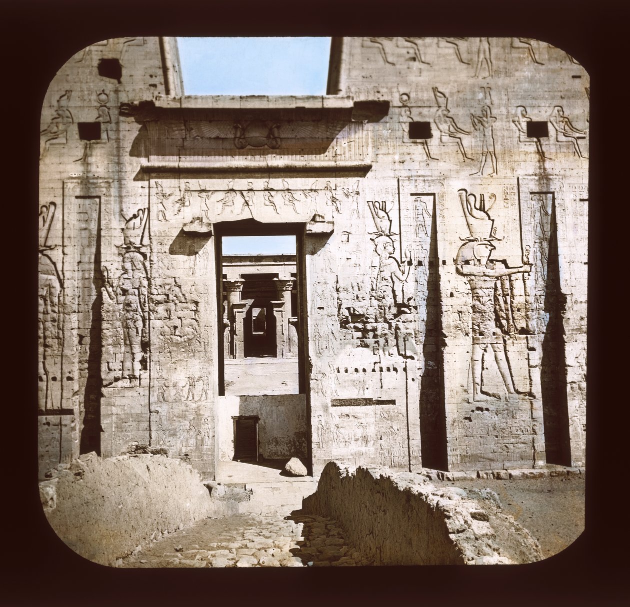 Edfu - Deur van de Pylon door American Photographer