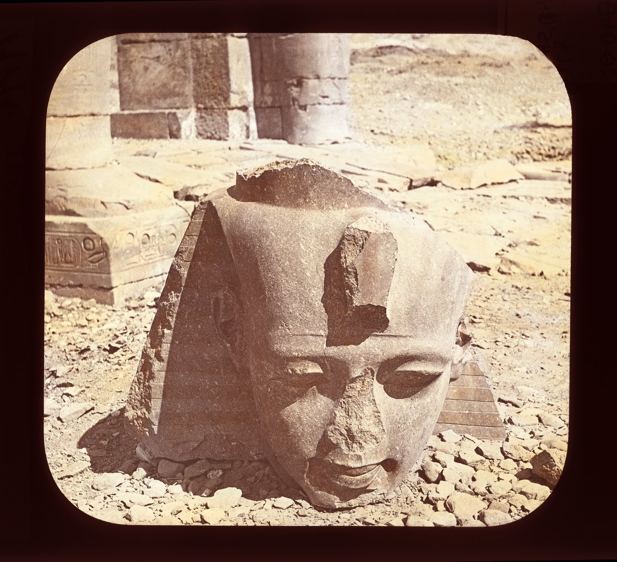 Egypte - Het Ramesseum, hoofd van het kolossale beeld van Ramses II, Thebe door American Photographer