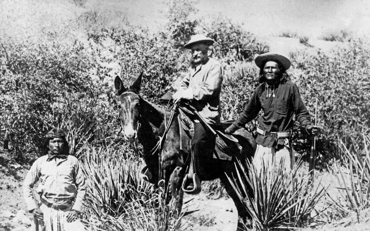 Generaal George Crook op een muilezel, met twee Apache in Arizona, 1882 door American Photographer