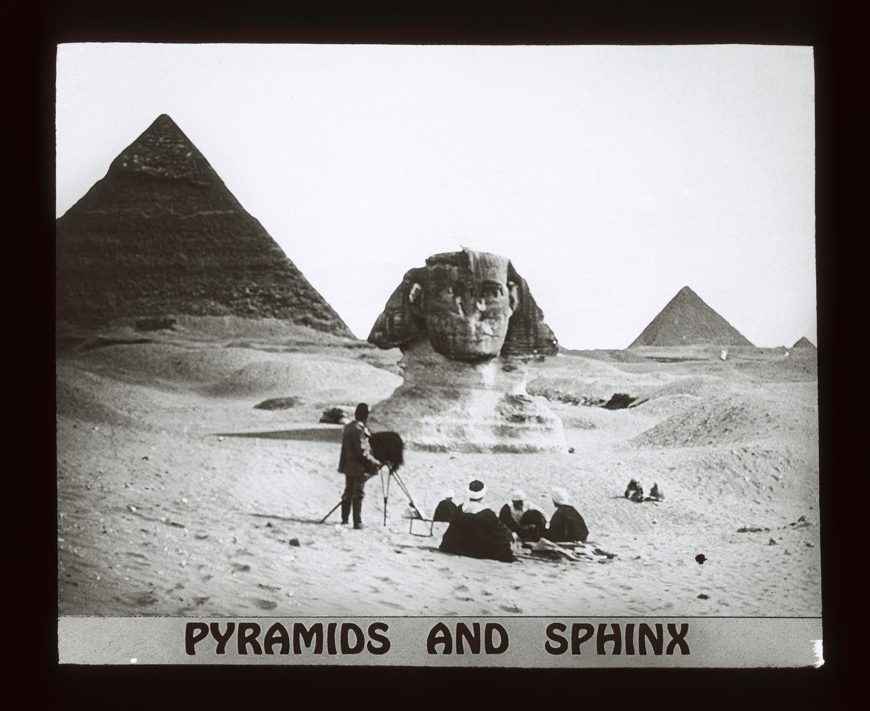 Gizeh - Piramides en Sfinx door American Photographer