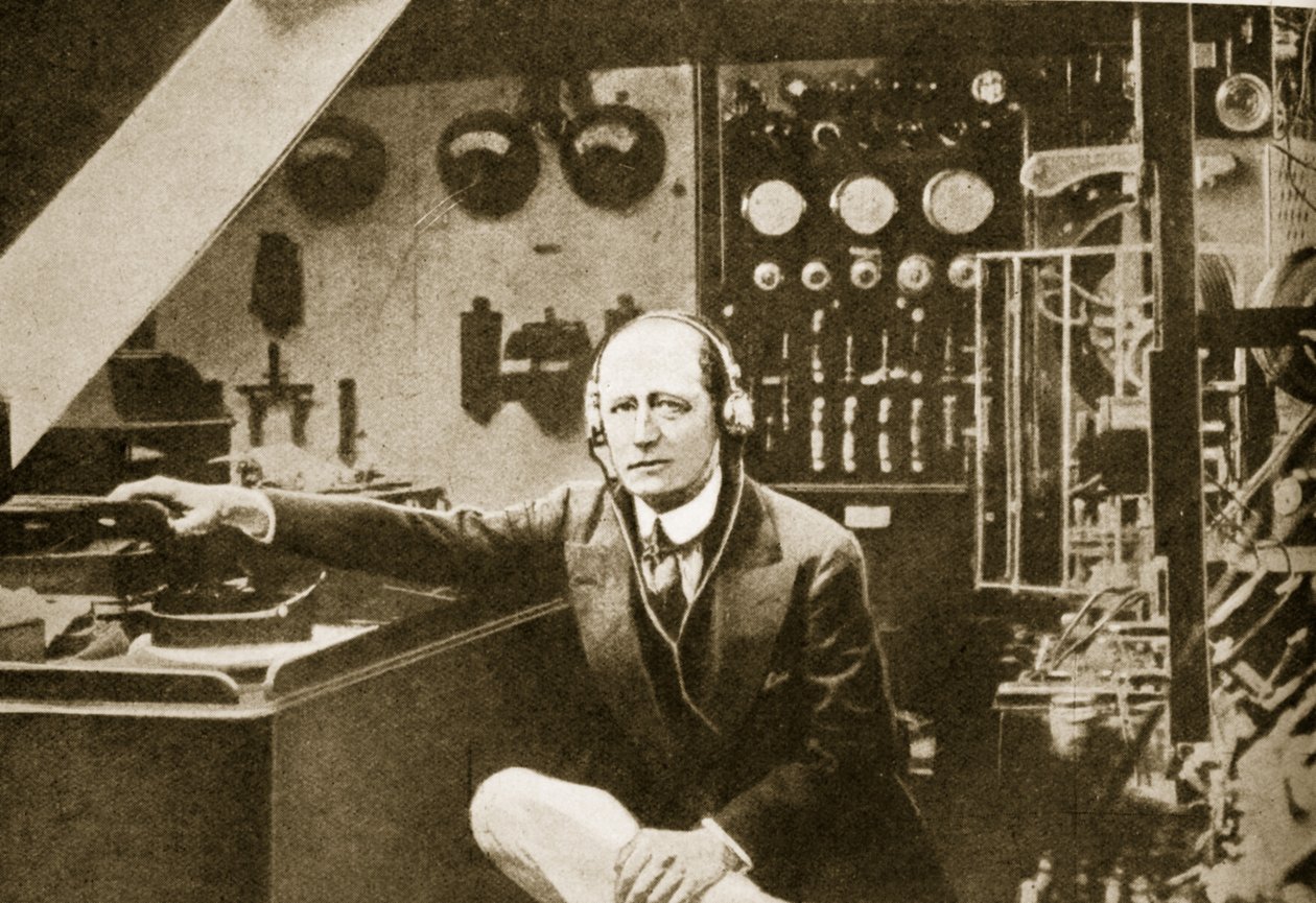 Guglielmo Marconi in de draadloze cabine van zijn jacht, Elettra (sepia foto) door American Photographer