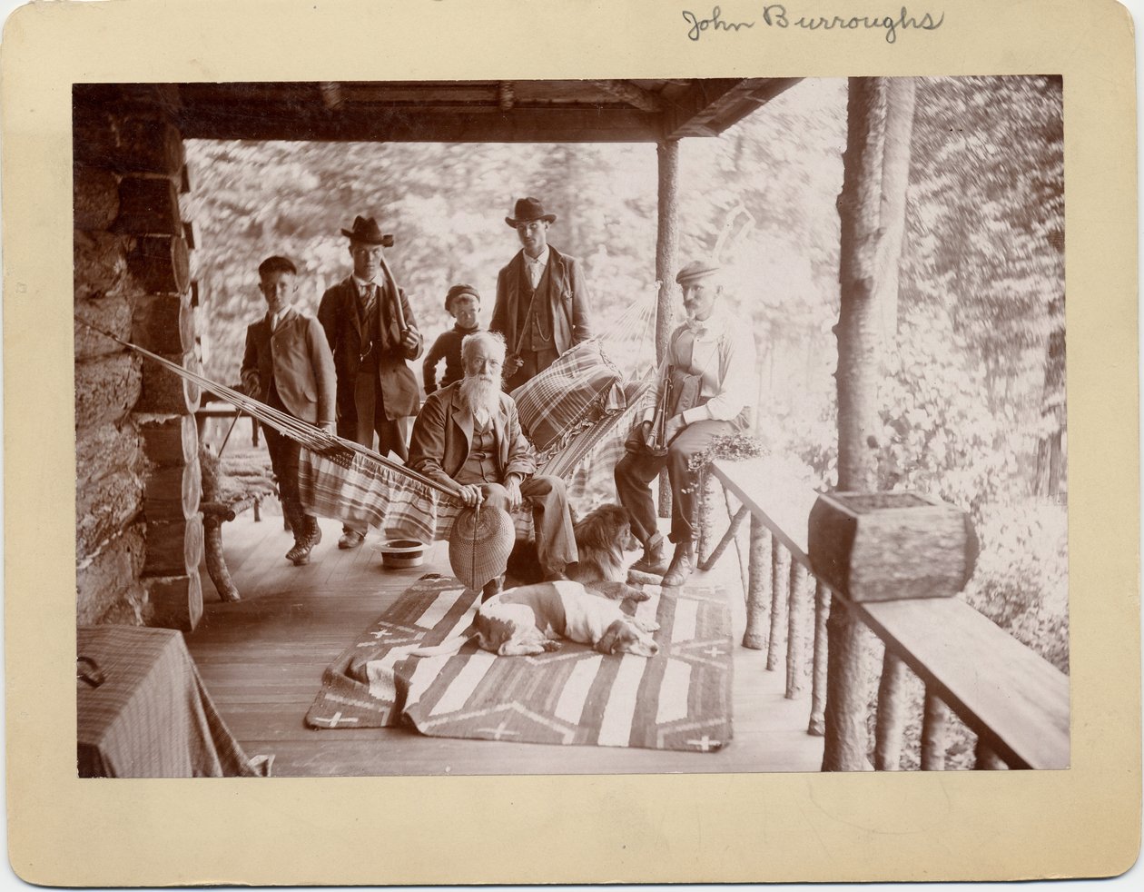 John Burroughs (1827-1921), Amerikaanse natuuronderzoeker, zittend op hangmat in het midden van de groep door American Photographer