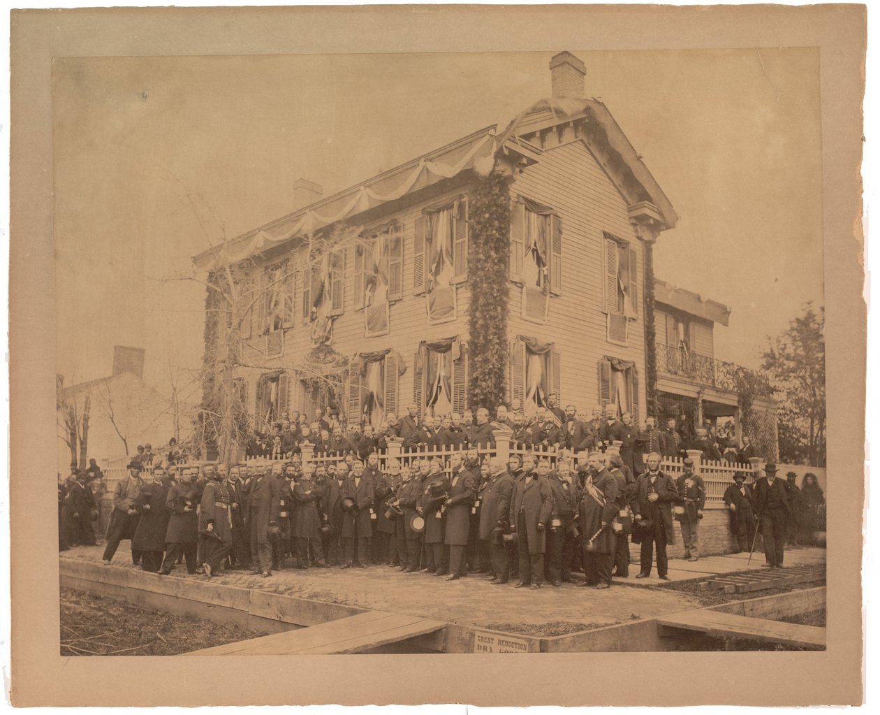 Grote albuminedruk van Lincolns huis in Springfield na de begrafenis, 1865 door American Photographer