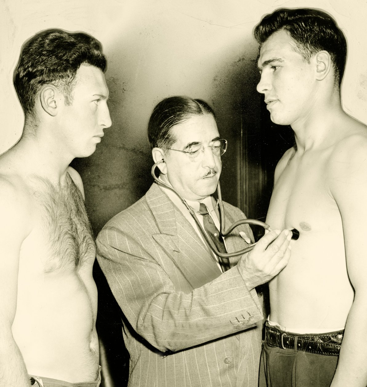 Medische controle voor een bokswedstrijd, c. 1930 door American Photographer