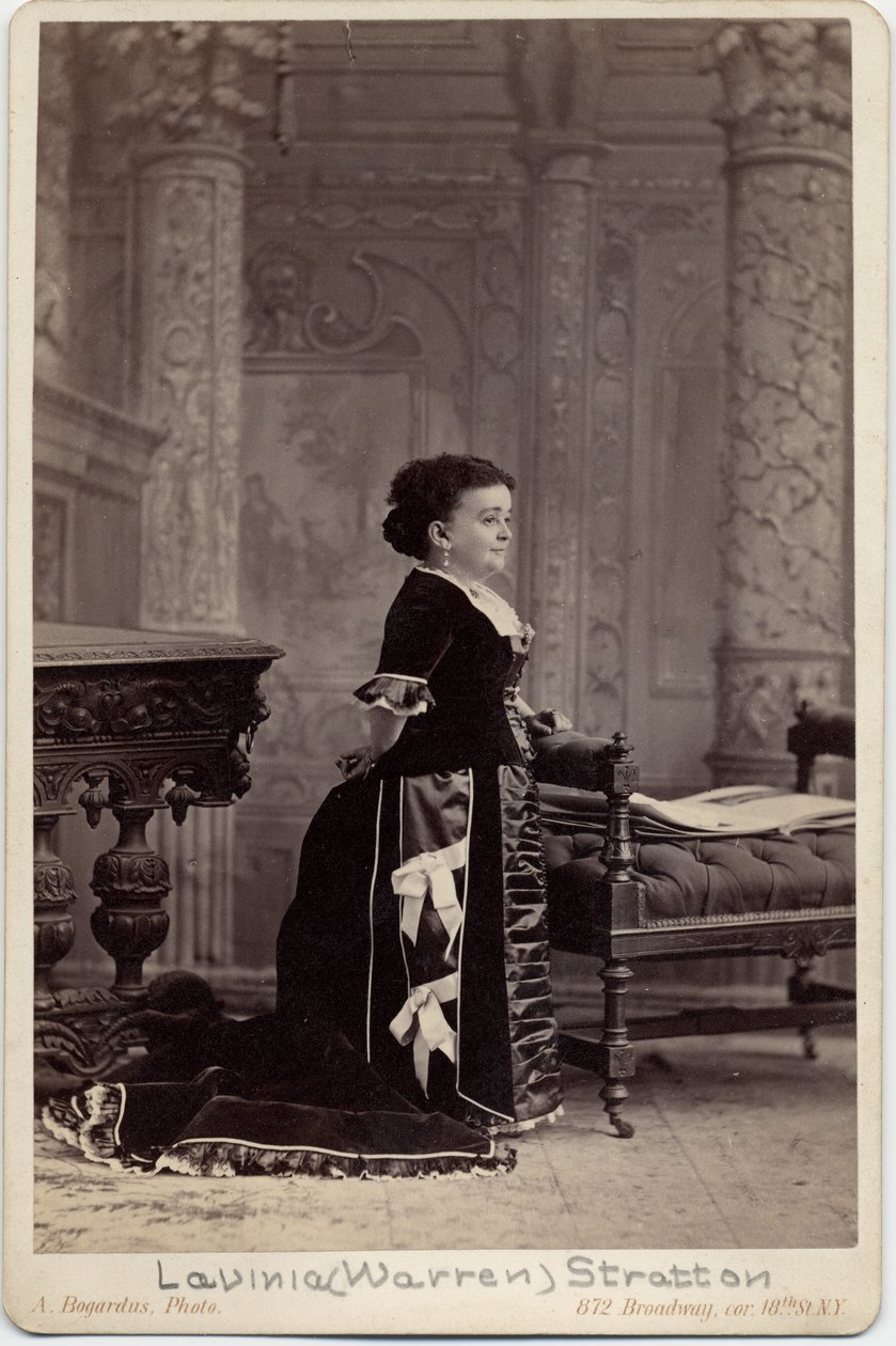 Mercy Lavinia Warren Bump Stratton, pseudoniem: Mevrouw Tom Thumb (1841-1919), artiest, dwerg, vrouw van Charles Sherwood Stratton, pseudoniem: Generaal Tom Thumb (1838-83); foto door A Bogardus, New York door American Photographer