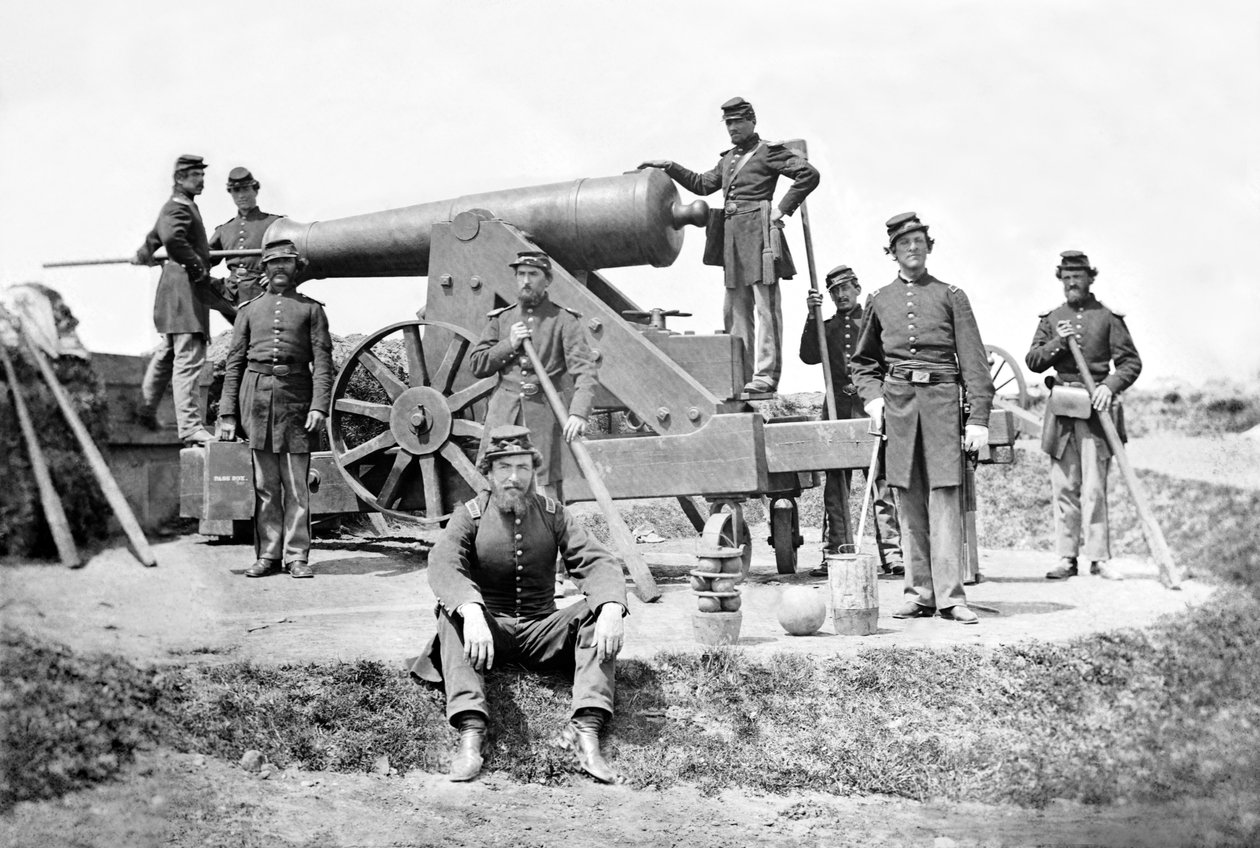 New York artilleristen met een zwaar kanon in Fort Corcoran, lente 1862 door American Photographer