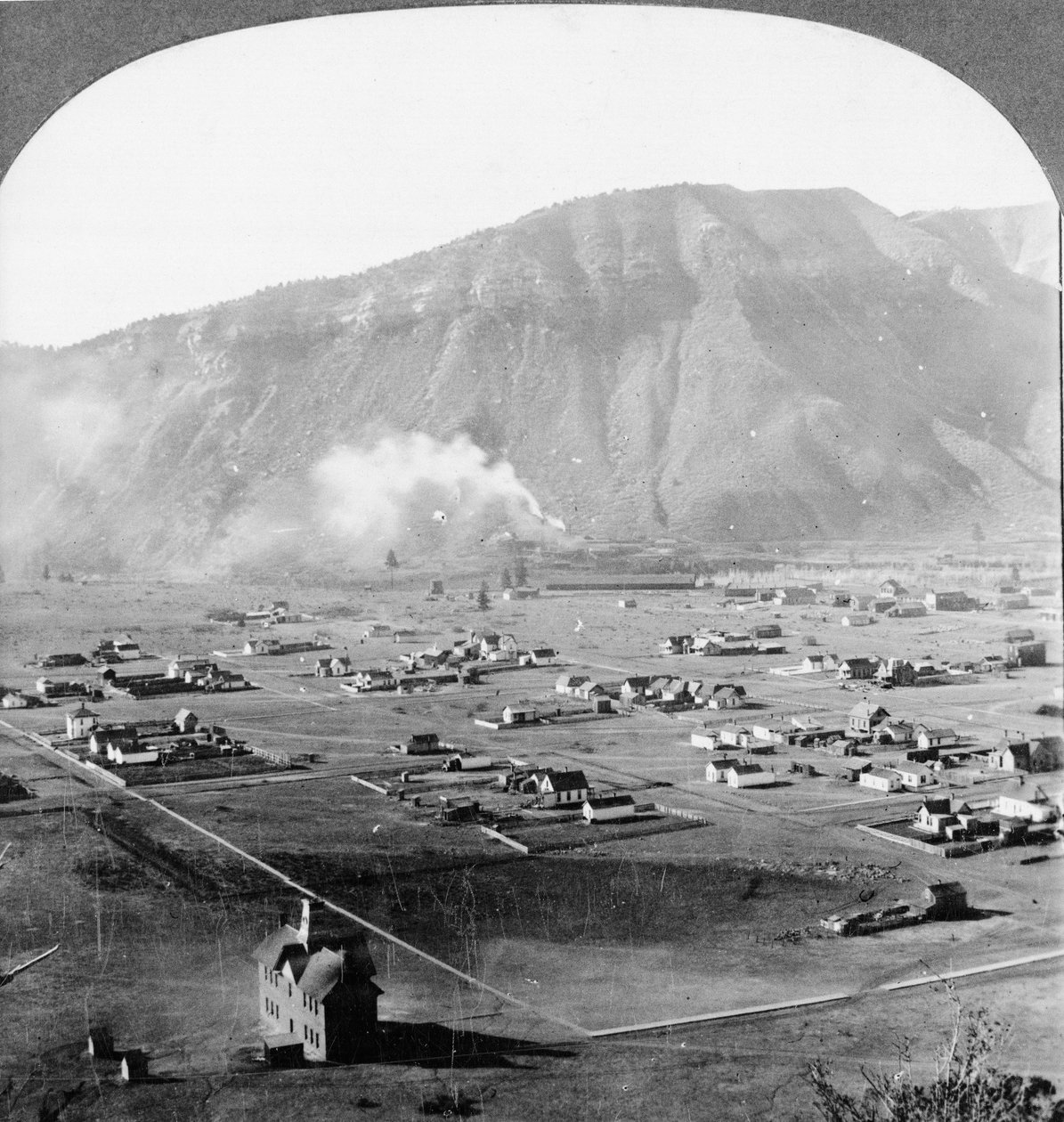 Overzicht van Durango, Colorado, met bergen in de verte door American Photographer