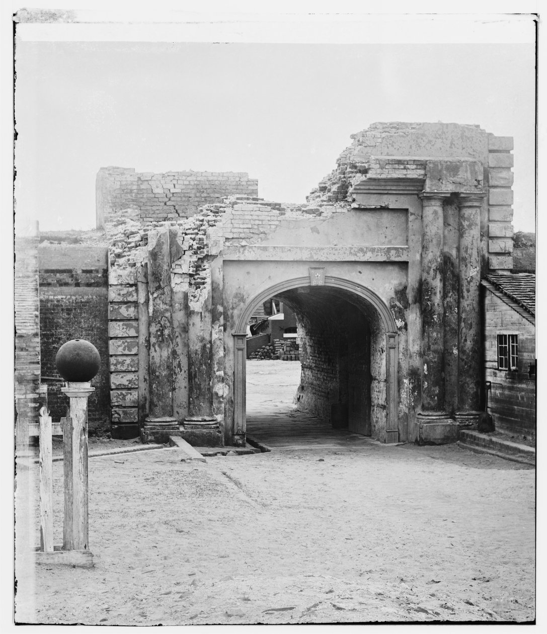 Sally-poort van Fort Moultrie, South Carolina, aan het einde van de oorlog, 1865 door American Photographer