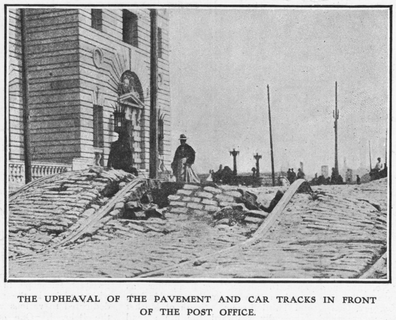 De opheffing van het trottoir en de tramrails voor het postkantoor, na de aardbeving in San Francisco, 1906 door American Photographer