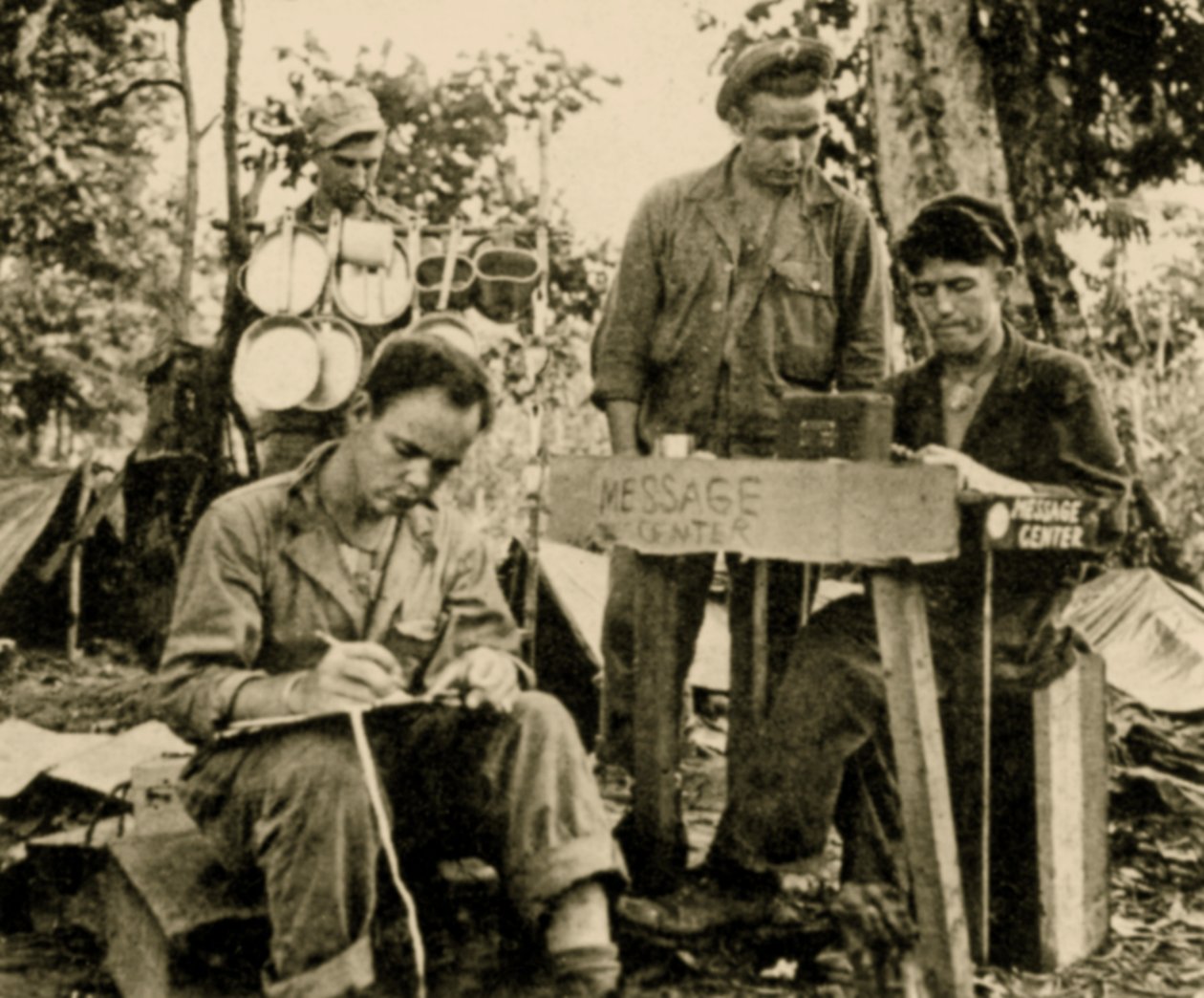 Amerikaanse troepen leren cryptografie, Tarawa, Papoea-Nieuw-Guinea, juni 1943 door American Photographer