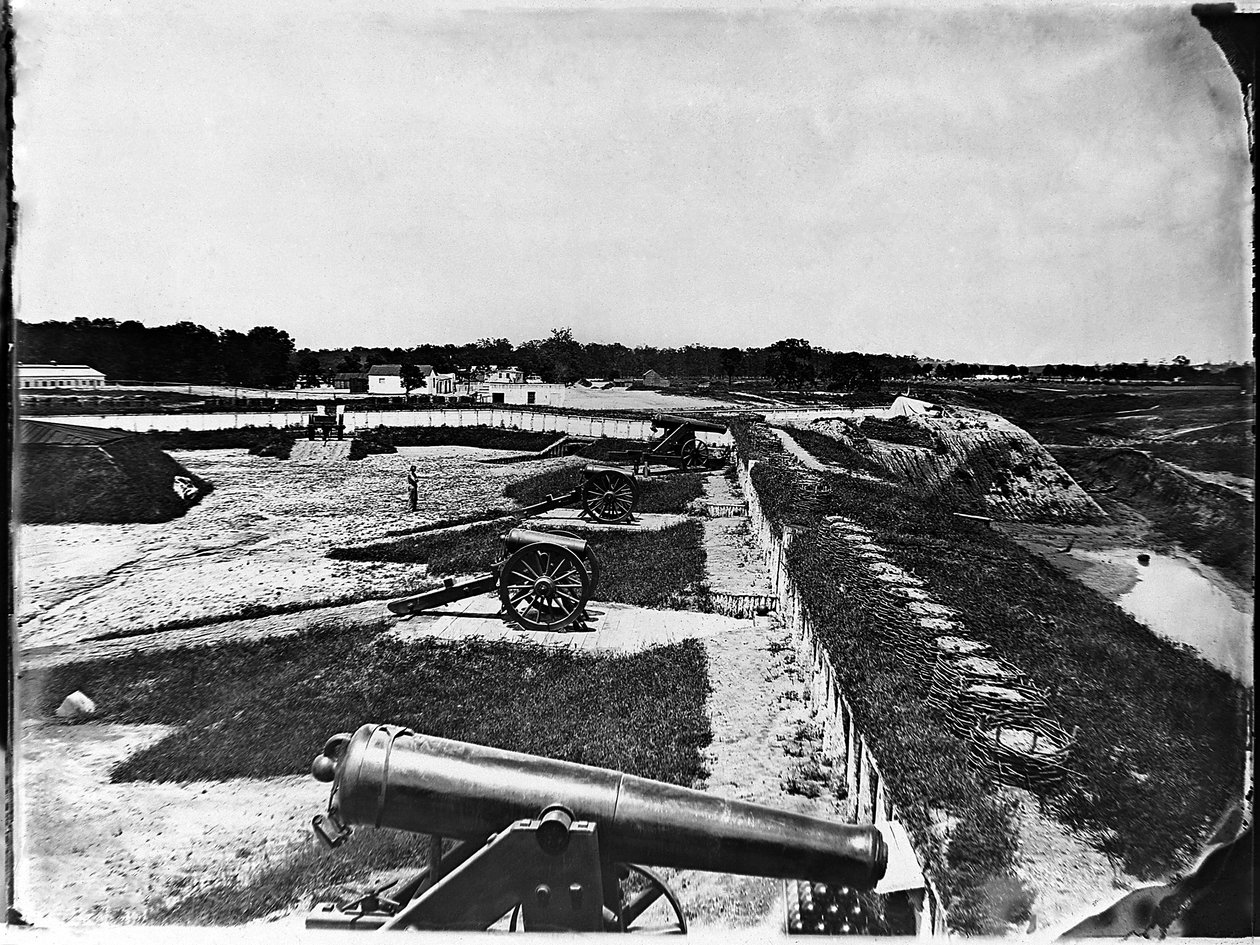 Uitzicht op artillerie in Fort Carroll buiten Washington, D.C., ca. 1865 door American Photographer
