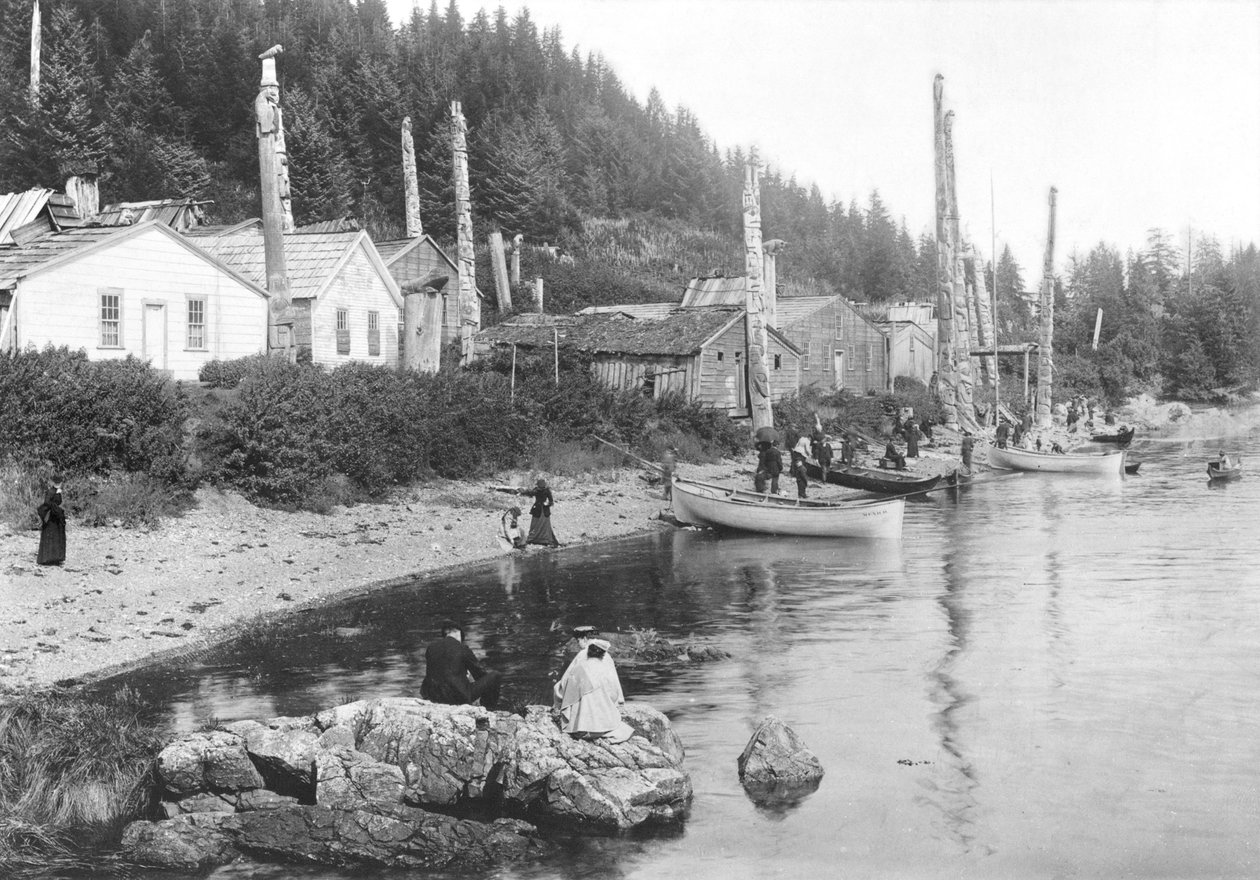 Dorp in Alaska, ca. 1900 door American Photographer
