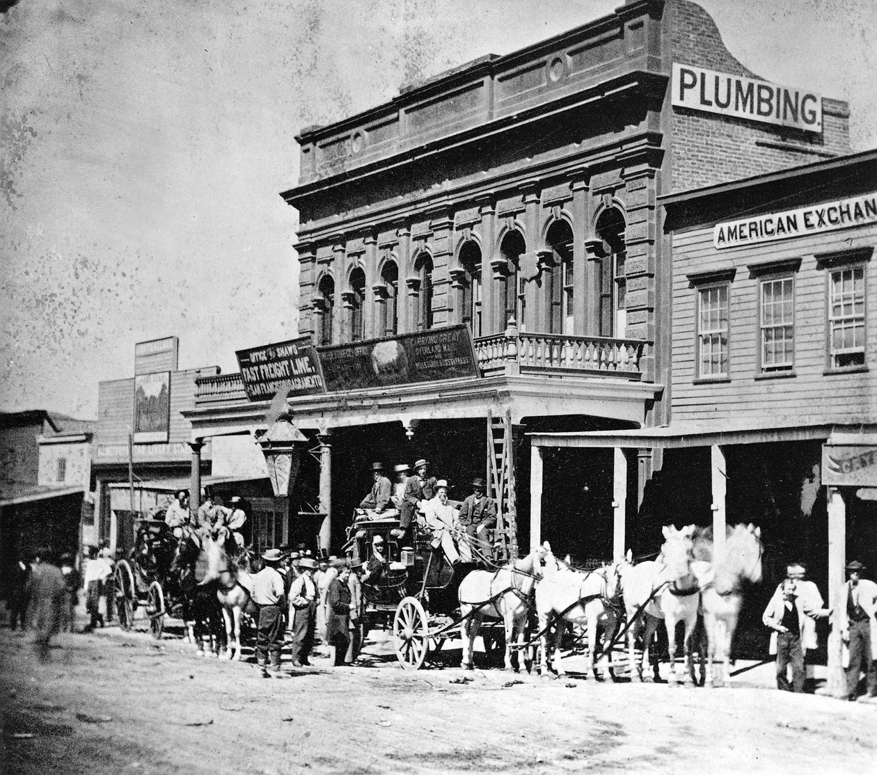 Wells, Fargo en Co.s Express Office, C Street, Virginia City, Nevada, uit Gems of California Scenery gepubliceerd door Lawrence en Houseworth, 1866 door American Photographer