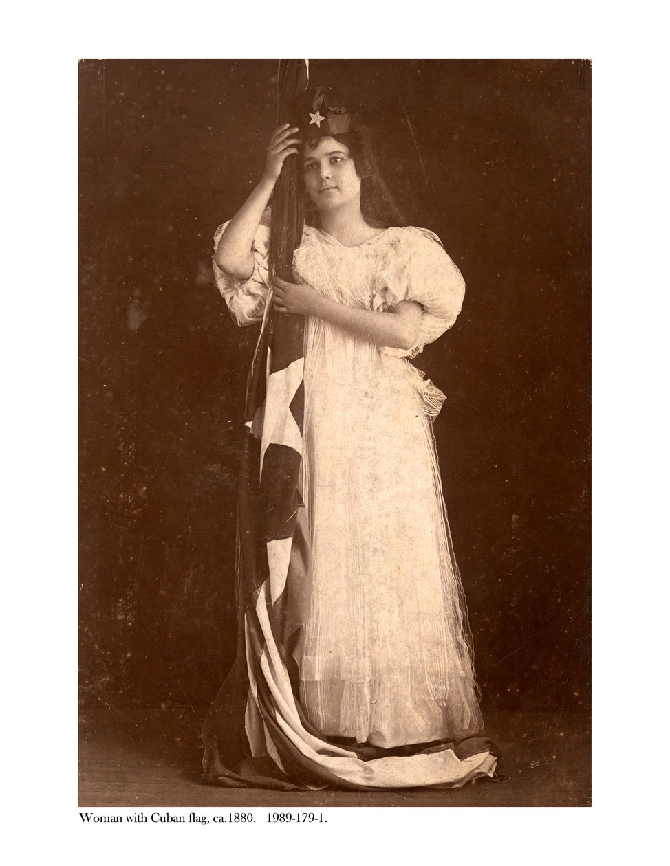 Vrouw met Cubaanse vlag, ca. 1880 door American Photographer