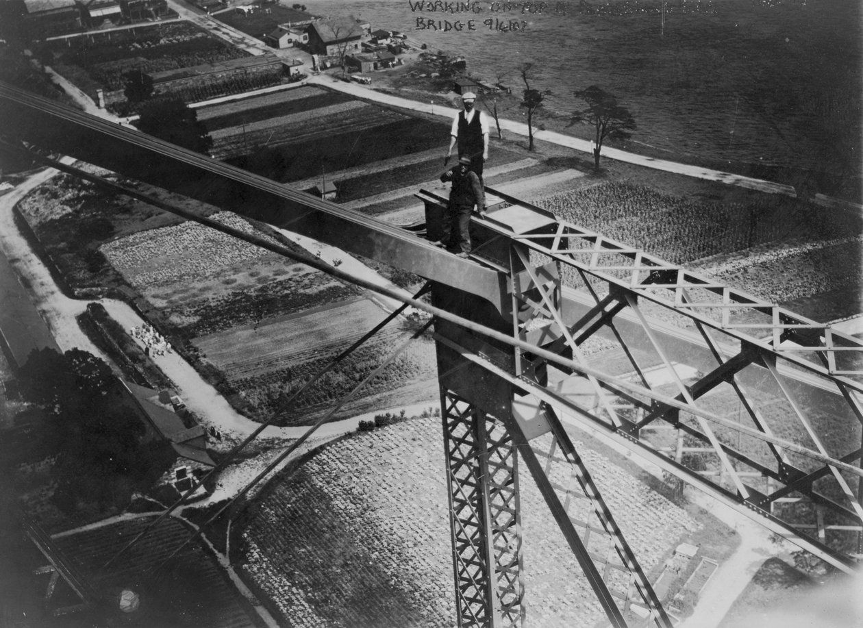 Werken bovenop de Blackwells Island brug, 1907 door American Photographer