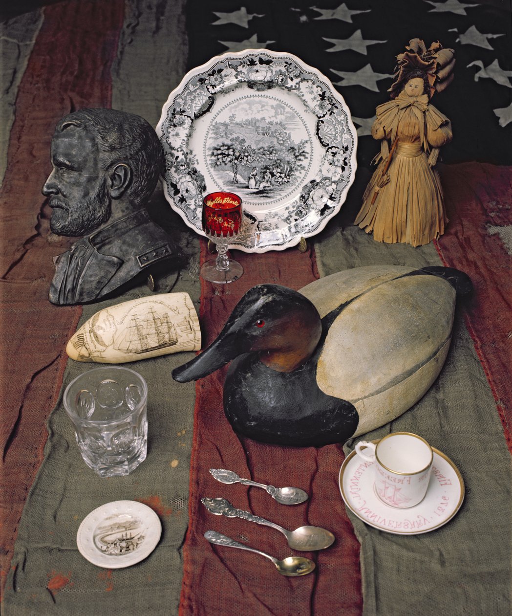 Collectie van objecten, inclusief een herdenkingsbeker en schotel van de Onafhankelijkheidsverklaring, 1776 door American School