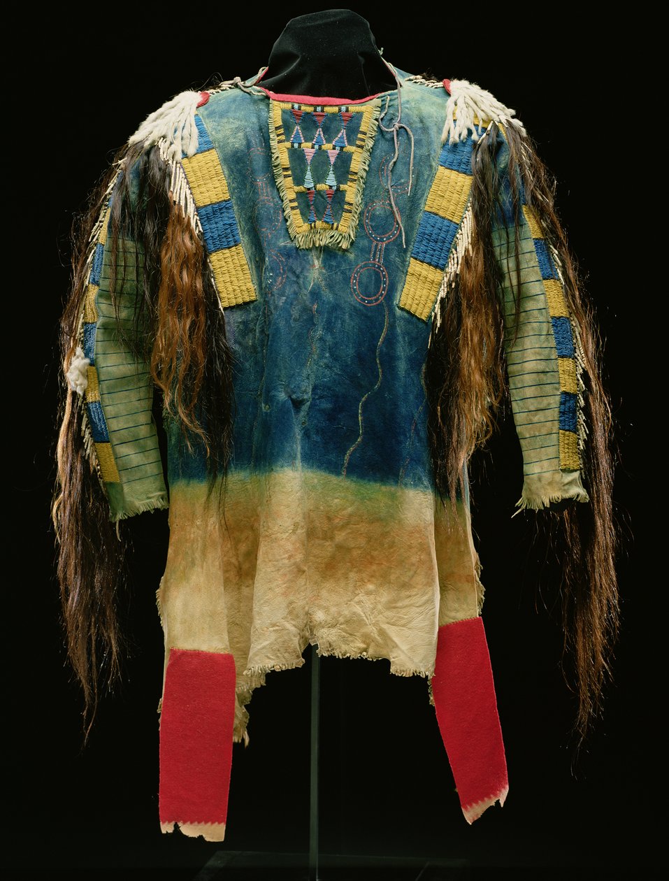 Mans shirt, Cheyenne, c.1860 (hertenleer, wol, hermelijnhuid en mensenhaar) door American School