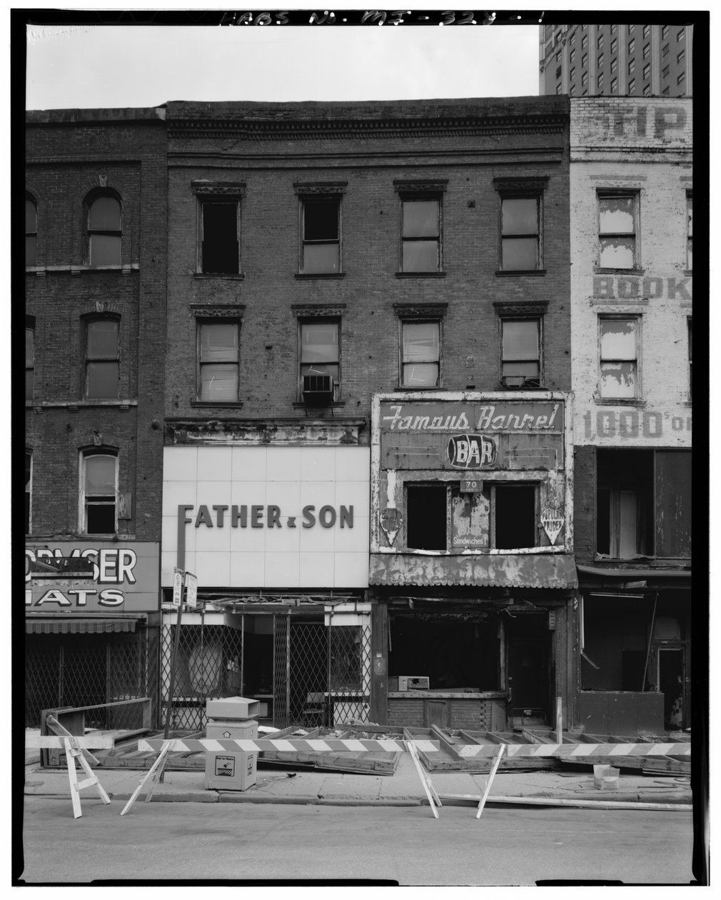 70-72 Monroe Avenue (Commercieel Gebouw), Detroit, Michigan door American Photographer