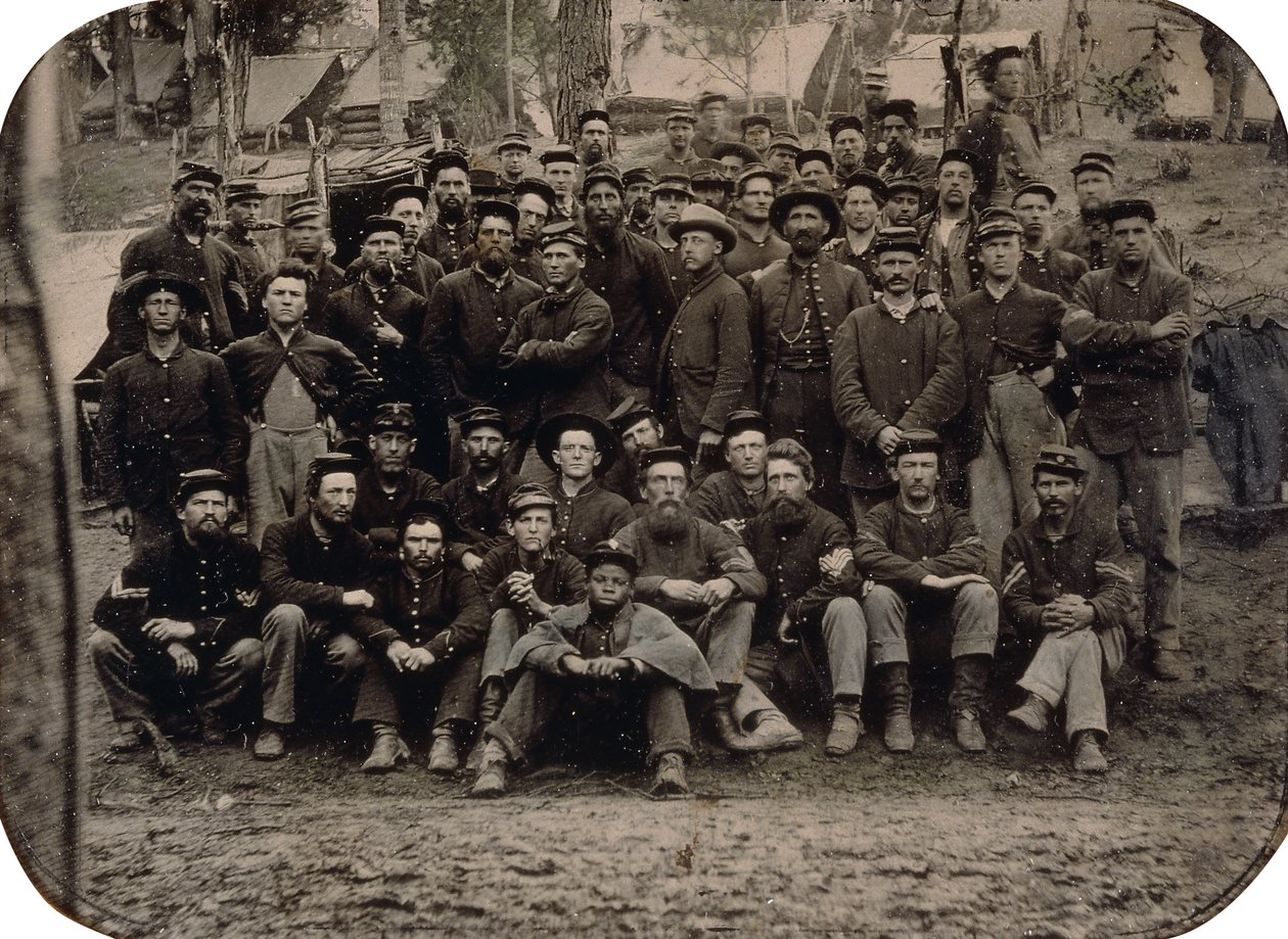 Een volledige compagnie van blauwjassen in winterkwartieren, ca. 1861-1865 door American Photographer