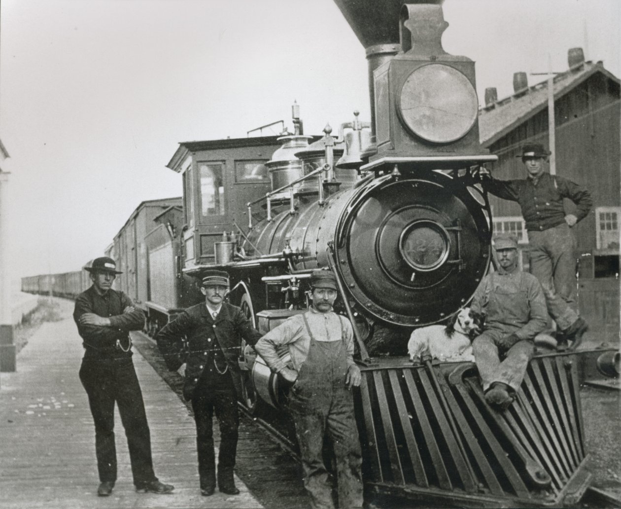 Een goederentrein van de Central Pacific spoorweg met bemanning in Mill City, Nevada door American Photographer
