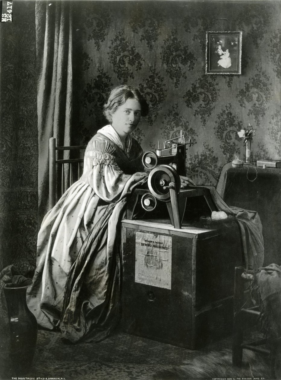 Advertentie voor Singers Patent Naaimachines, 1899 door American Photographer