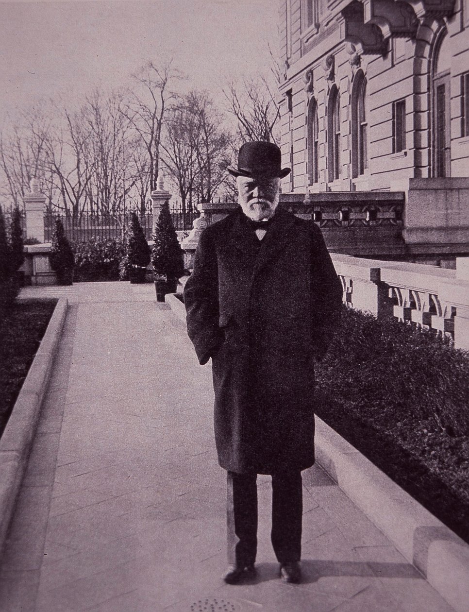 Andrew Carnegie buiten zijn Fifth Avenue herenhuis, New York door American Photographer