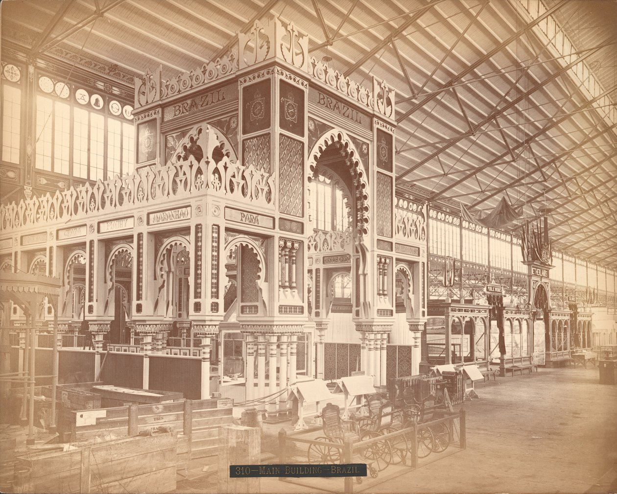 Braziliaanse en Nederlandse sectie, Hoofdgebouw, Centennial International Exhibition, Philadelphia door American Photographer