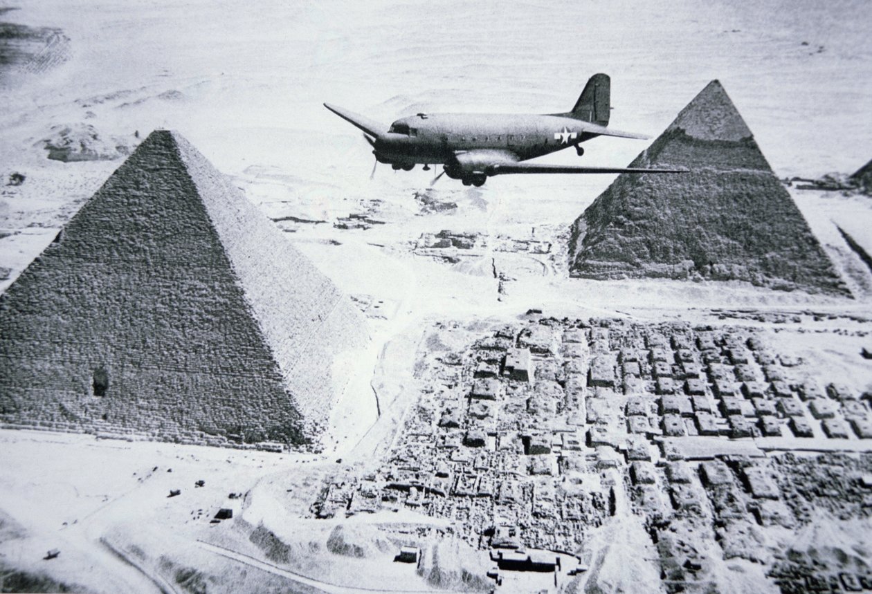 C-47 vliegt over de piramides van Egypte door American Photographer