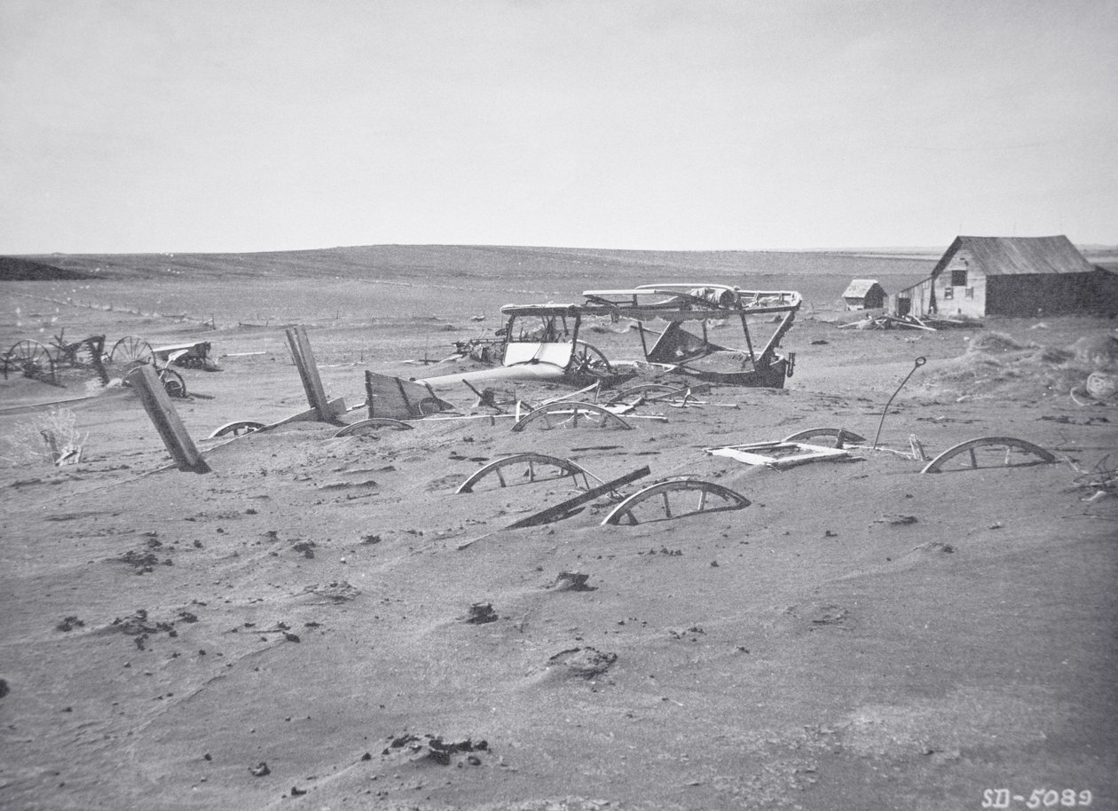 Auto en landbouwmachines begraven door stof en zand, Dallas, South Dakota door American Photographer