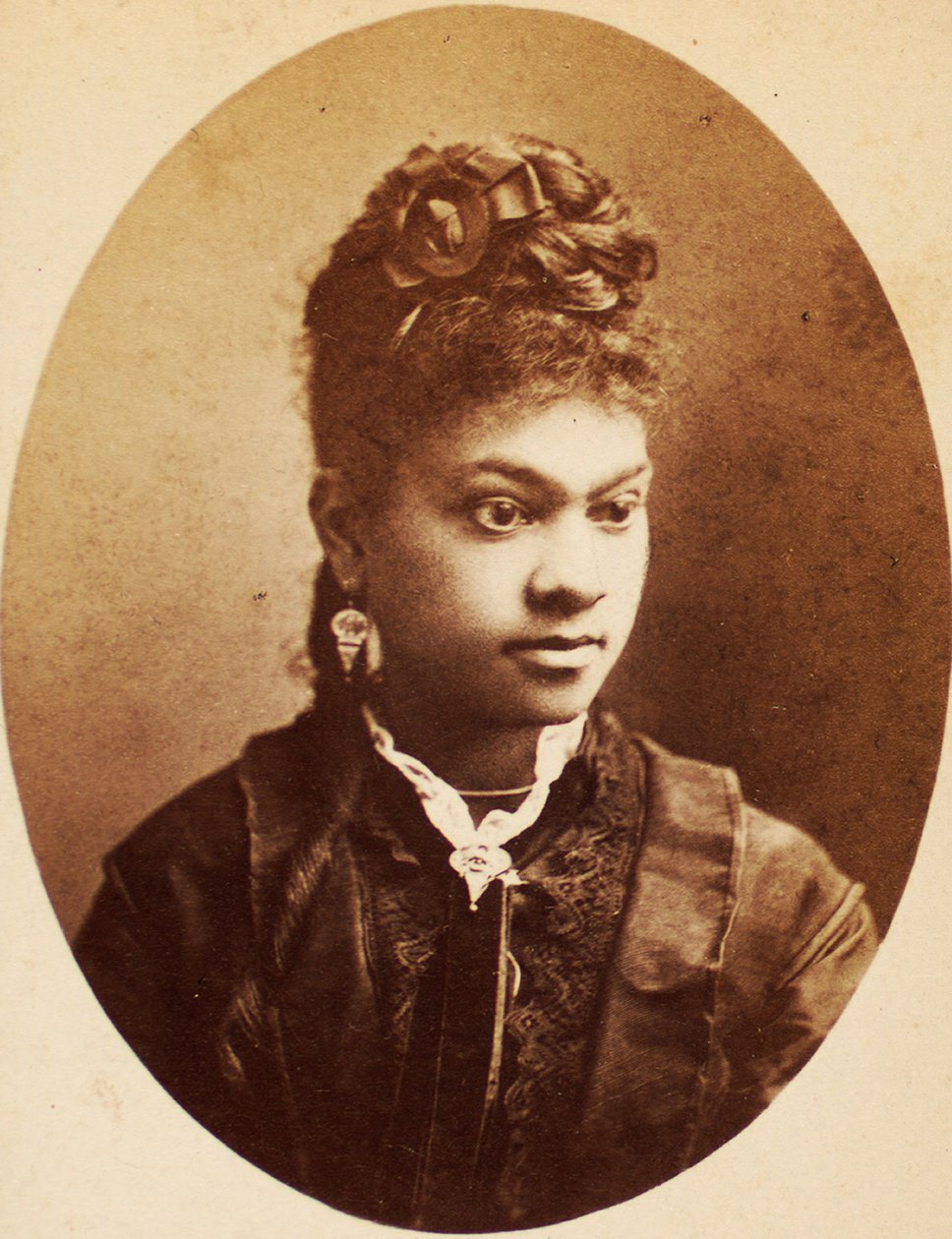 Carte de visite van jonge Afro-Amerikaanse vrouw, ca. 1870 door American Photographer