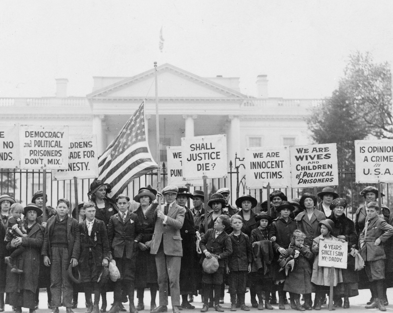 Kinderen in het Witte Huis die de president vragen om de vrijlating van politieke gevangenen, 1922 door American Photographer