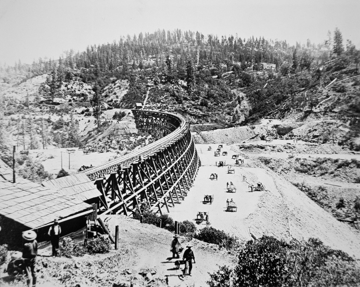 Chinese arbeiders werken aan een viaductbrug op de westelijke helling van de Sierra Nevada bergen door American Photographer