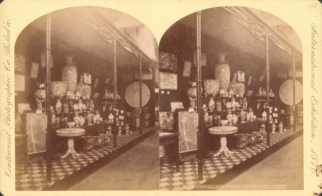 Collectie van Japanse vazen, urnen en schermen, Japanse hof, Centennial International Exhibition door American Photographer