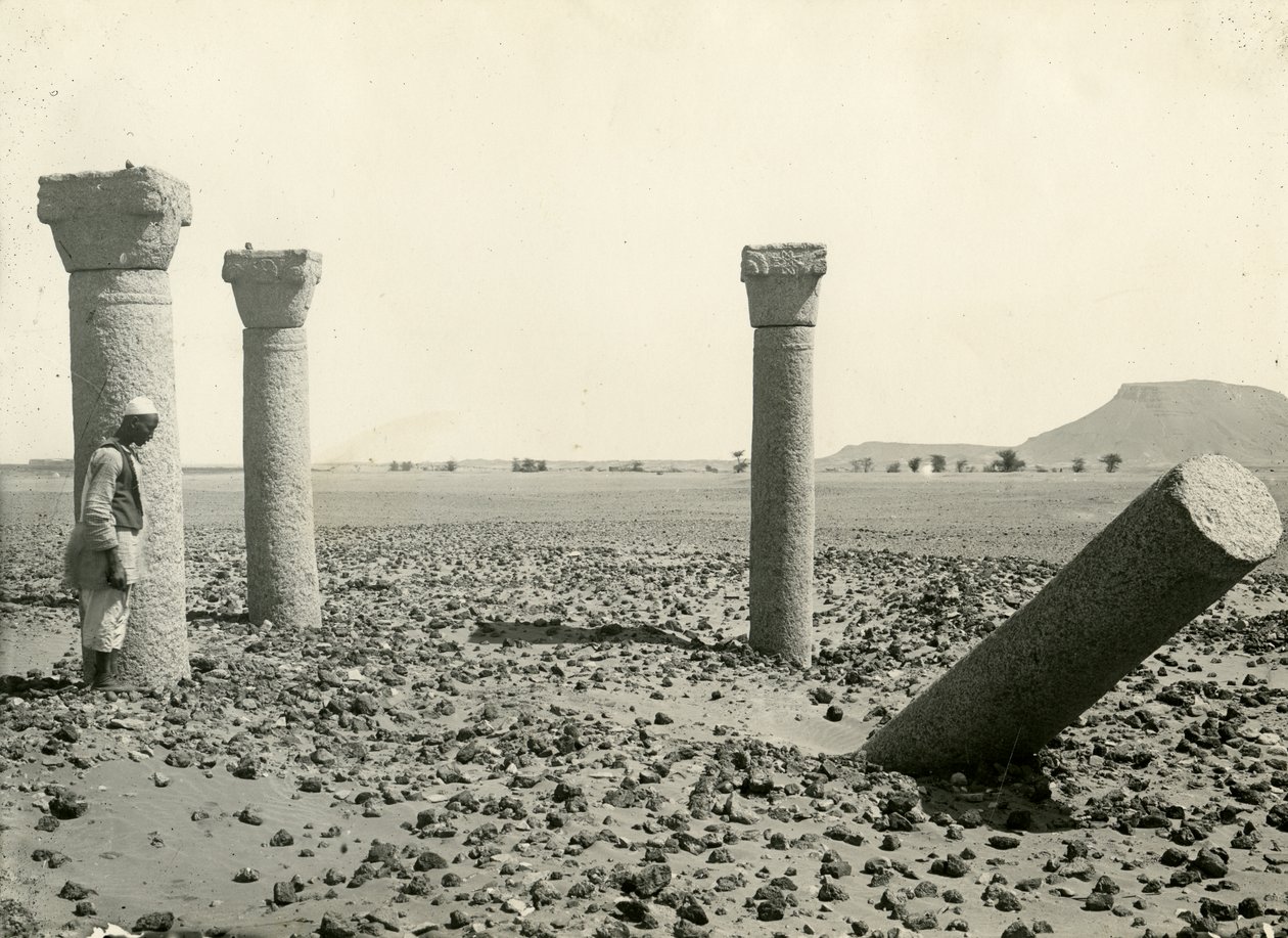 Zuilen van de Koptische kerk, gezien vanuit het westen, Sai-eiland, Egypte, foto door Breasted, Oriental Institute, Universiteit van Chicago, ca. 1920 door American Photographer