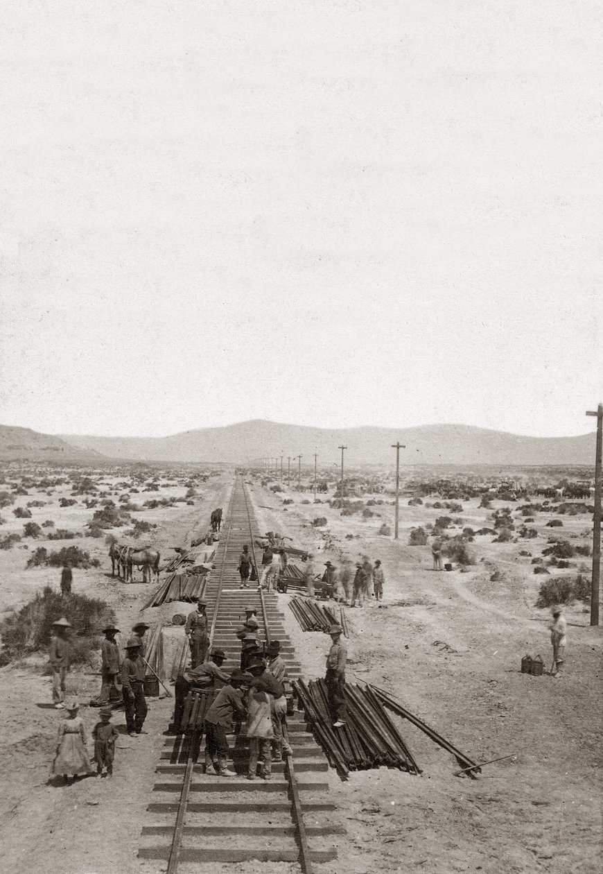 Bouw in 1869 van de Central Pacific Railways - Nevada - Arbeiders bouwen de spoorlijnen van de Central Pacific Company om de eerste Noord-Amerikaanse transcontinentale spoorweg te bouwen. (Central Pacific Railroad company) door American Photographer