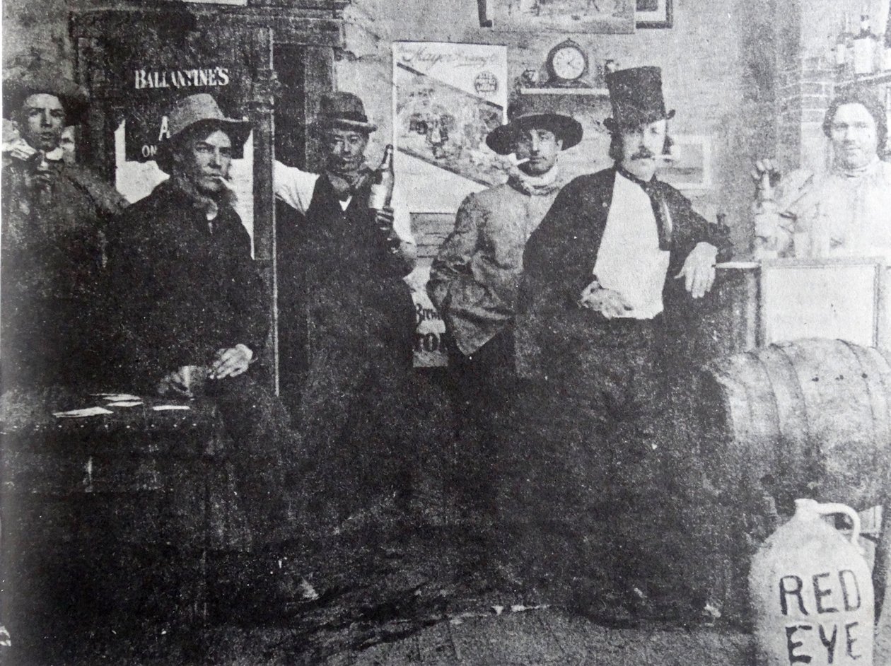 Cripple Creek Barroom, 1898 door American Photographer