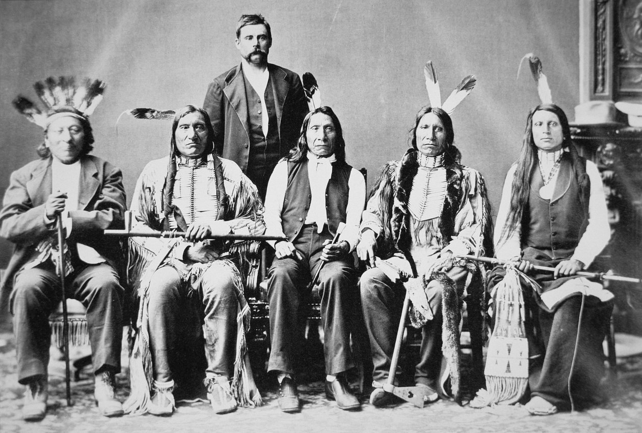 Delegatie van Sioux-hoofden, geleid door Red Cloud (1822-1909) in Washington D.C. om president Ulysses S. Grant (1822-85) te zien in 1870 door American Photographer