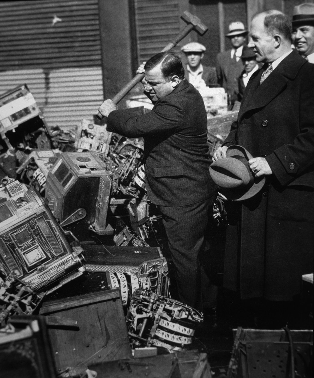 Fiorello La Guardia (1882-1947) vernietigt in beslag genomen gokautomaten door American Photographer