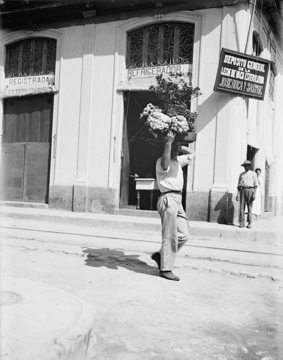 Bloemenverkoper, Havana, ca. 1910 (zwart-wit foto) door American Photographer
