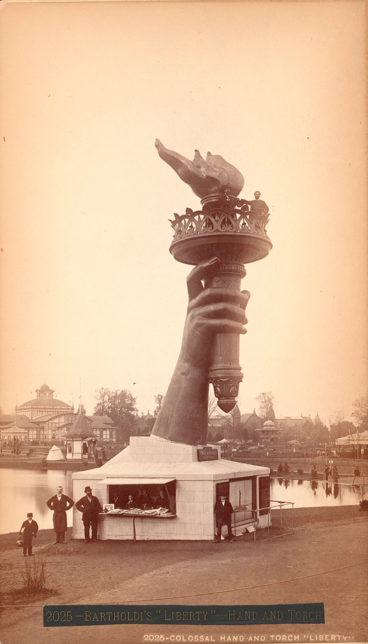 Hand en fakkel van het Vrijheidsbeeld, ca. 1876 door American Photographer