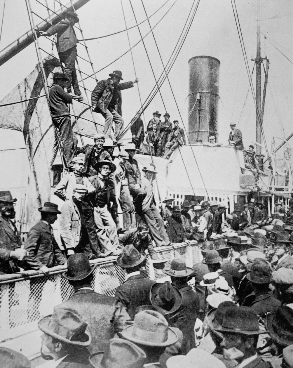 Hoopvolle goudzoekers verlaten Vancouver tijdens de Klondike Gold Rush (1897-98) 1898 door American Photographer