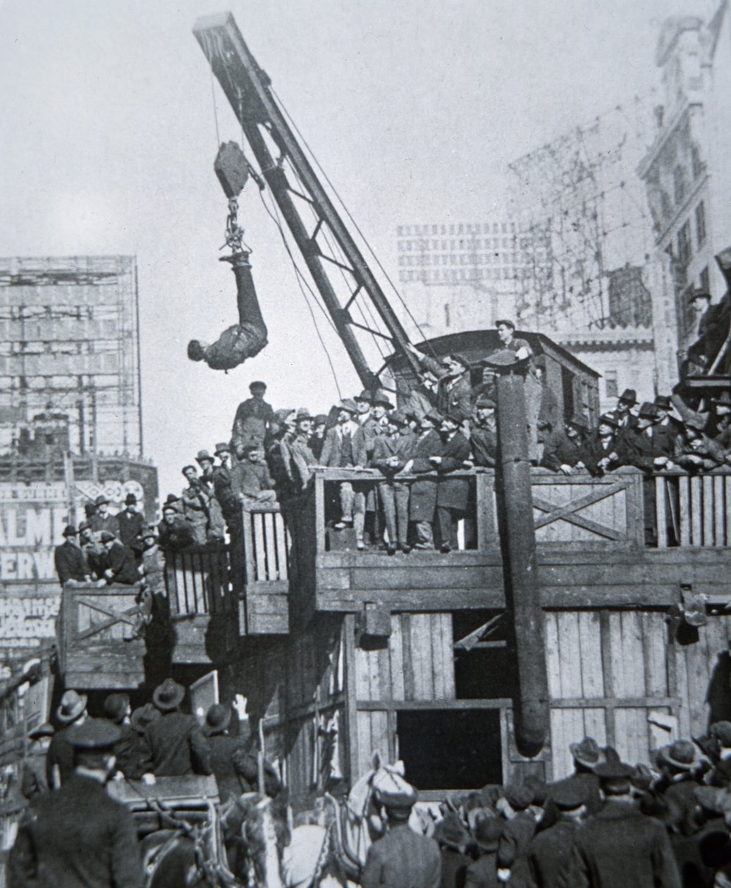 Houdini ontsnapt uit een dwangbuis terwijl hij aan een kraan in New York City hangt door American Photographer