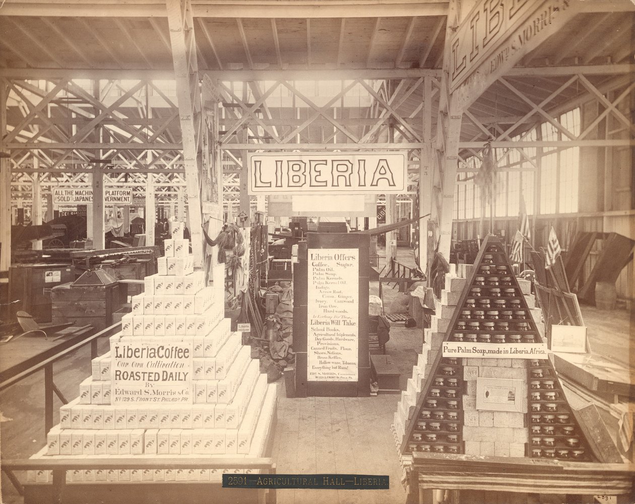 Liberia zeep- en koffiedisplay, Agricultural Hall, Philadelphia Centennial Exhibition, 1876 door American Photographer