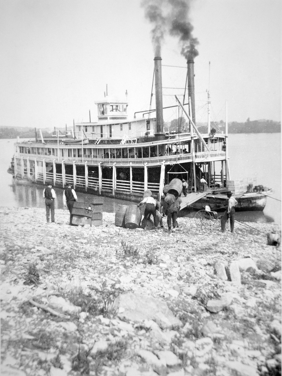 Laden van een raderschip op de Ohio River, c.1900 door American Photographer