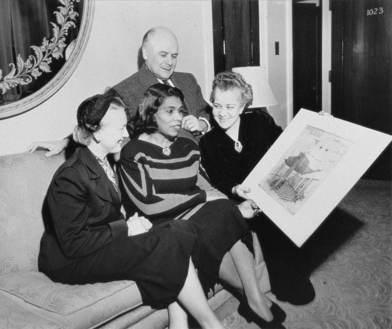 Marian Anderson (1897-1993) en Richard Bucky Fuller (1895-1983) met twee andere vrouwen door American Photographer