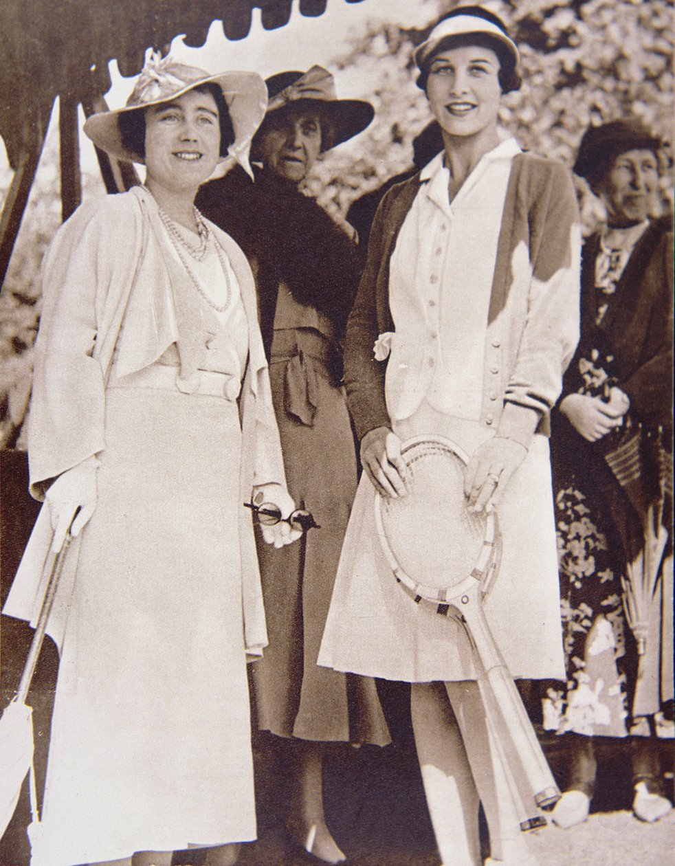 Mevrouw Helen Wills Moody (rechts) de Amerikaanse tenniskampioen, ontmoet de hertogin van York in de All-England Club in Wimbledon tijdens het Lawn Tennis Championship in 1935 door American Photographer